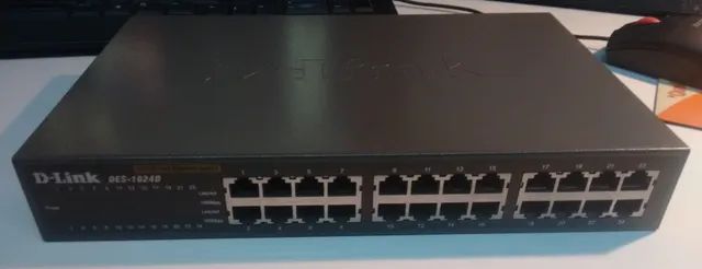 02 - Switch D-link 1024r 10/100-24 Portas e D-Link, Modelo DES-1024R