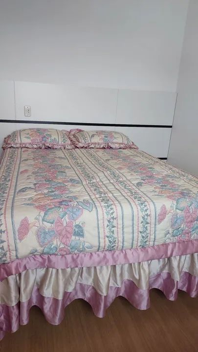 Uma linda colcha de casal King com 2 porta travesseiros 