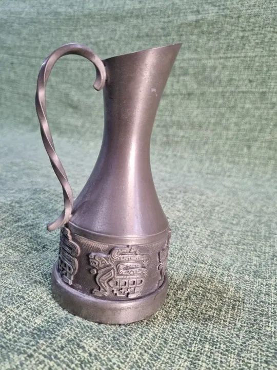 Pequeno jarro boliviano de estanho trabalhado marca Schohaus