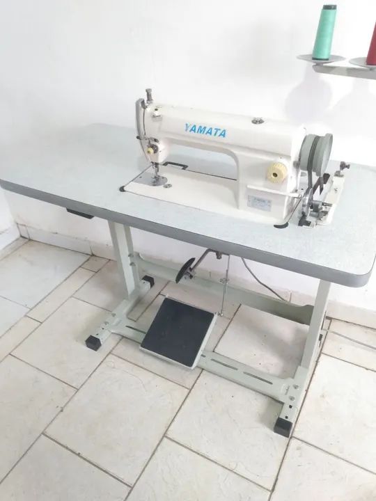 MAQUINA DE COSTURA RETA YAMATA SEMI NOVA - Foto 2