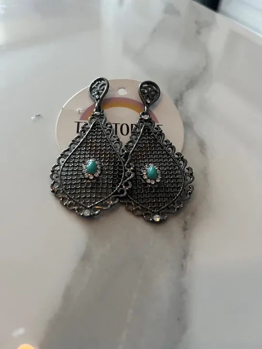 Brinco arabesco com pedra verde e strass ( super leve) - Foto 2