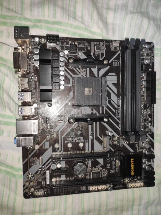 Placa Mãe Gigabyte B450M DS3H V2 (AM4/DDR4 3200MHz/HDMI/DisplayPort/M.2/USB 3.2 - Foto 5