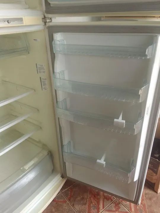 Vendo geladeira Brastemp front free 330litros funcionando Perfeitamente  - Foto 2