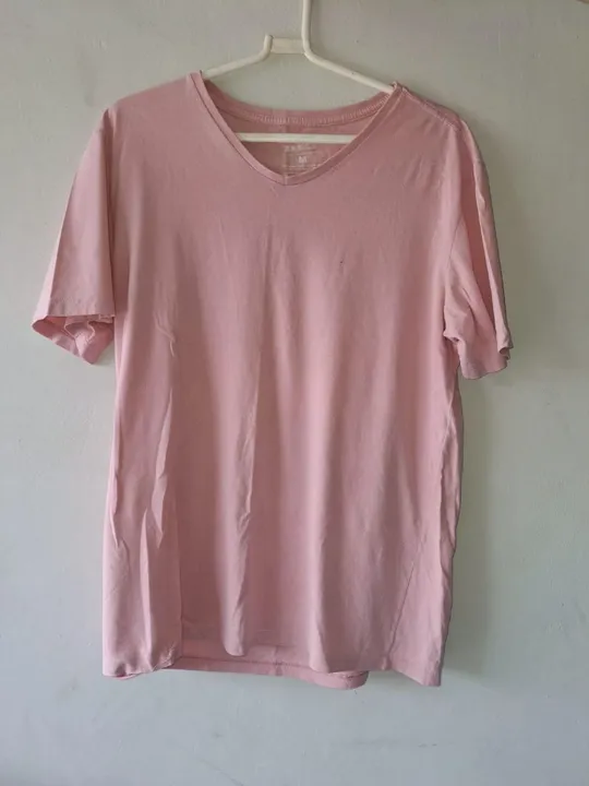 Camiseta masculina rosa salmão. Gola V. Tamanho M. Riachuelo Basics.