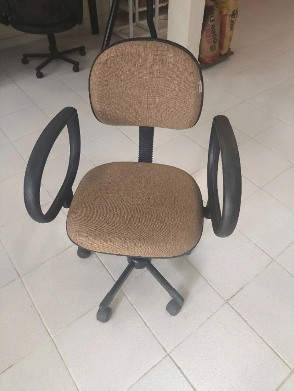 Cadeira de escritório com rodinhas e braço 