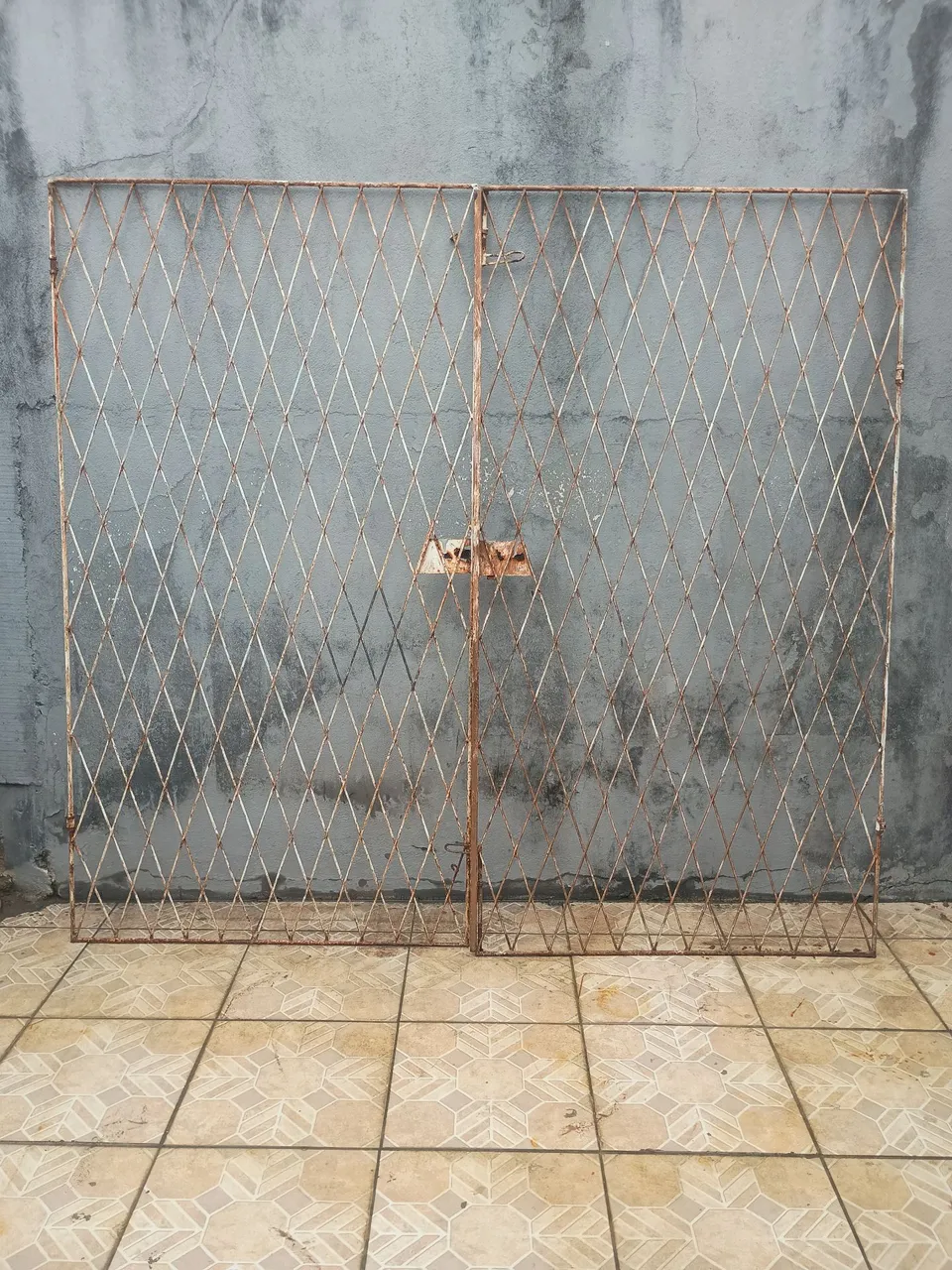 Portão de ferro gradeado