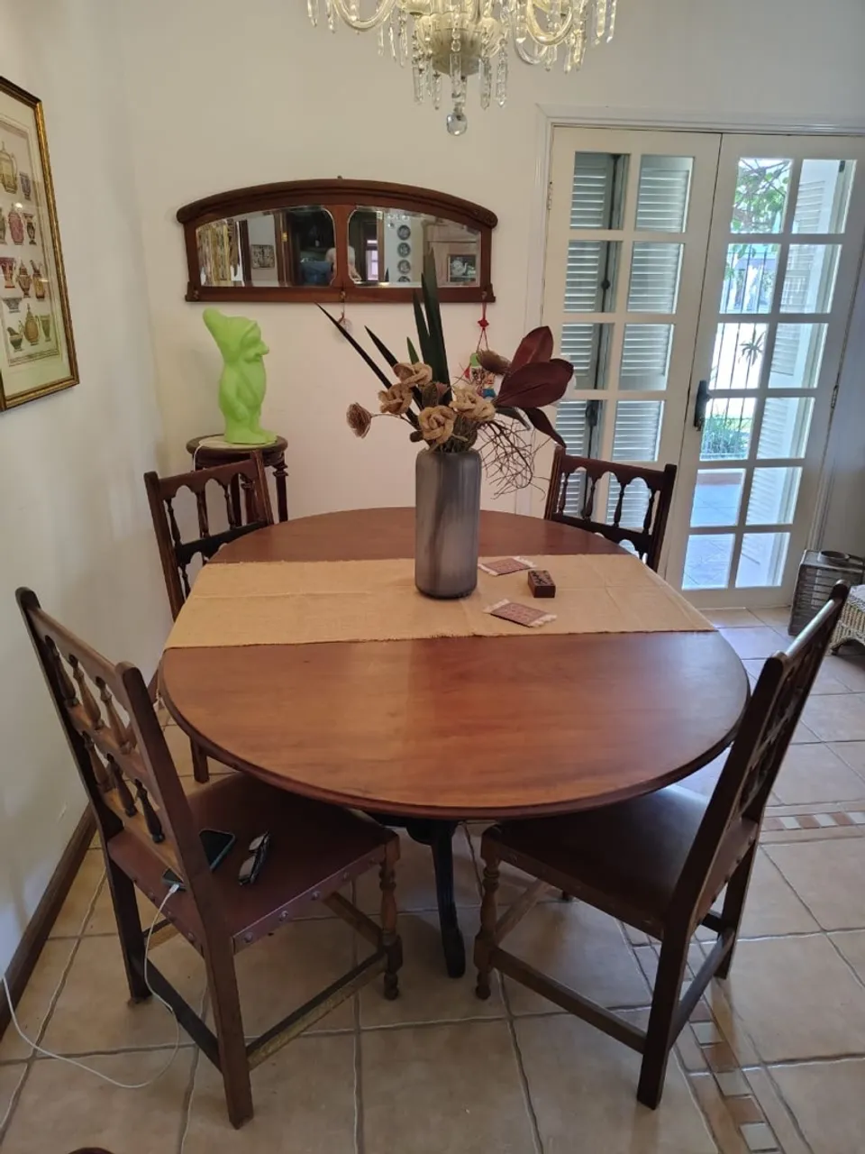 Mesa de Jantar oval em Madeira Maciça extensível. Acompanha 4 cadeiras.