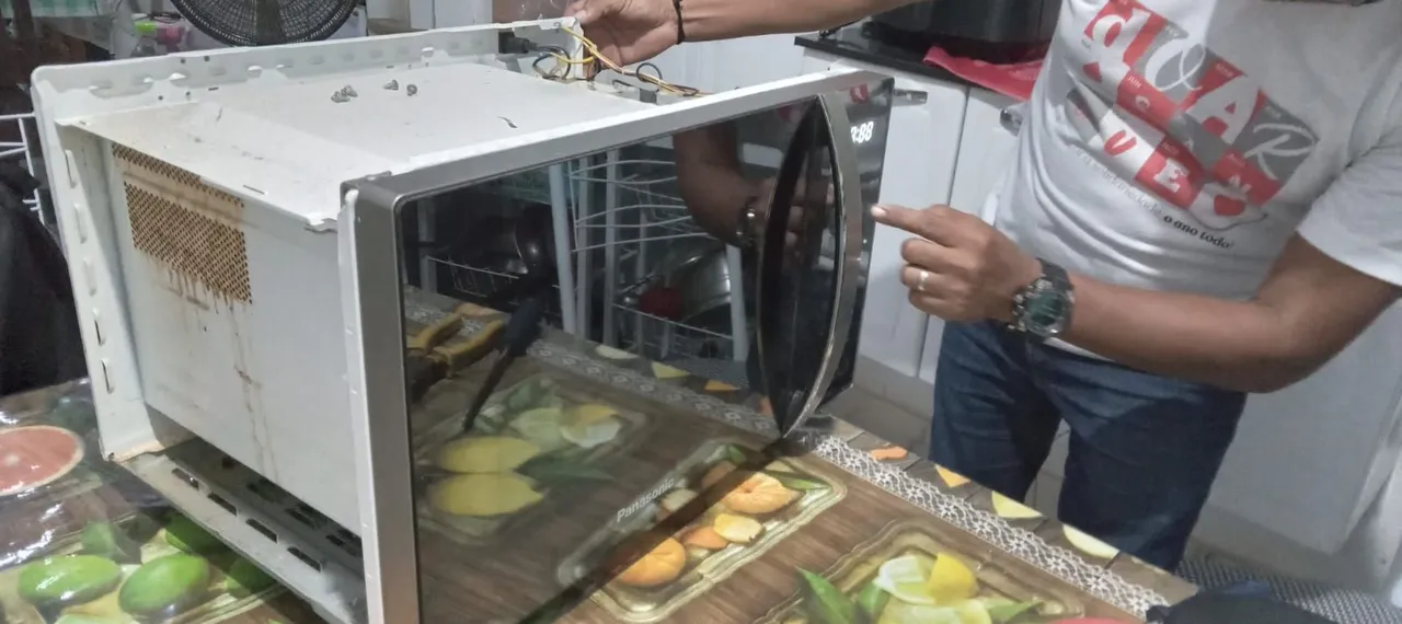 CONSERTO DE MICROONDAS A DOMICÍLIO 