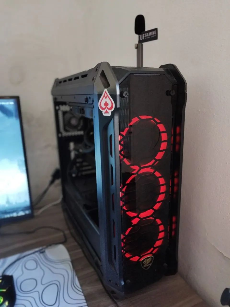 PC Gamer com monitor e cadeira gamer da fox