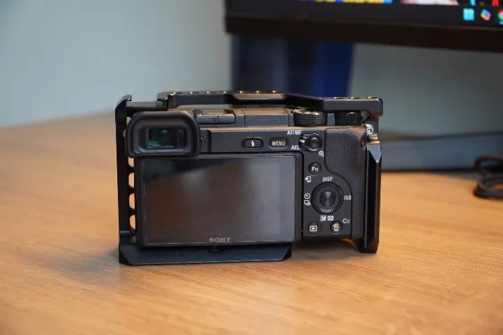 Sony A6400 - Câmera Profissional 4K + Lente 16-50mm + Case Smallrig + Bateria Extra - Foto 5