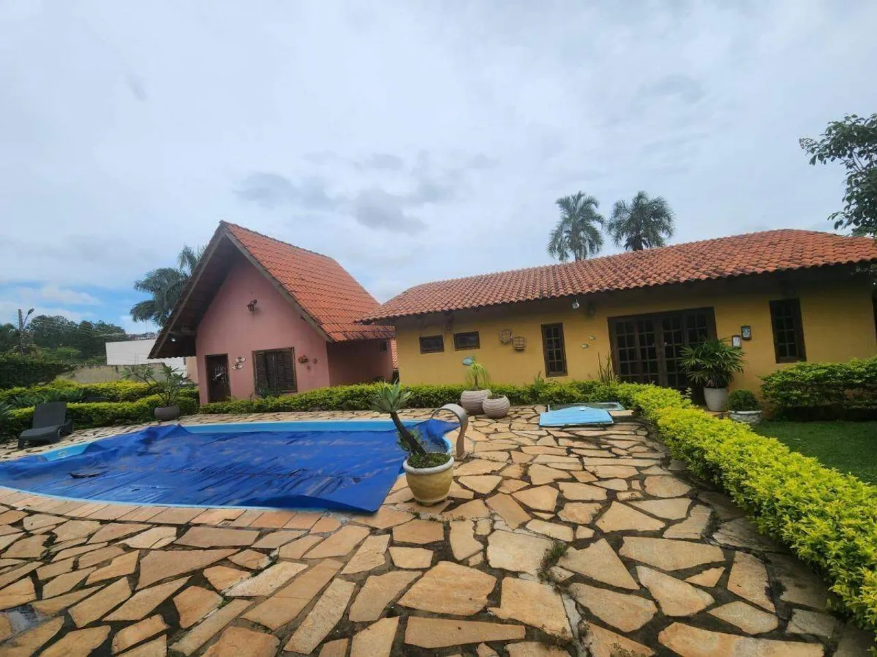 VENDO CHALÉ EM CONDOMÍNIO FECHADO! LOTE 490 m² VAZADO! EXCELENTE!! 420.000,00