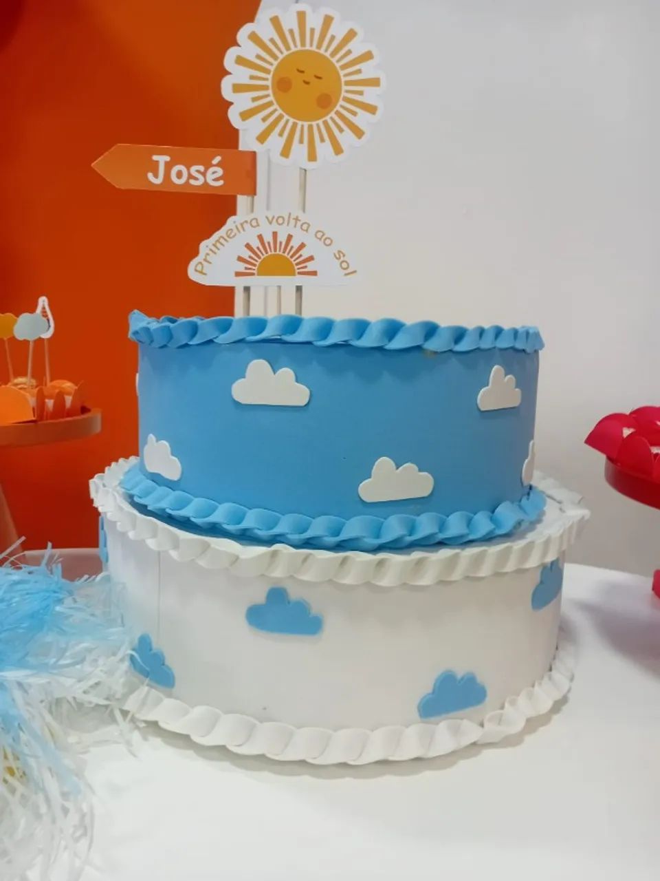 Bolo fake céu com nuvens azul e branco - Foto 4