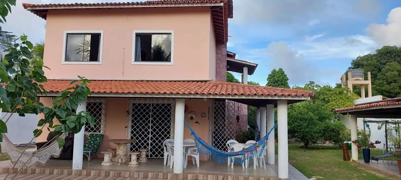 Excelente casa em condomínio, possuindo 342 metros quadrados com 6 quartos - Foto 2