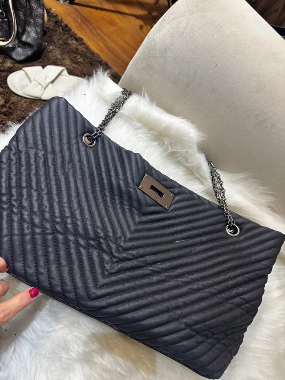 Bolsa preta acolchoada com corrente
