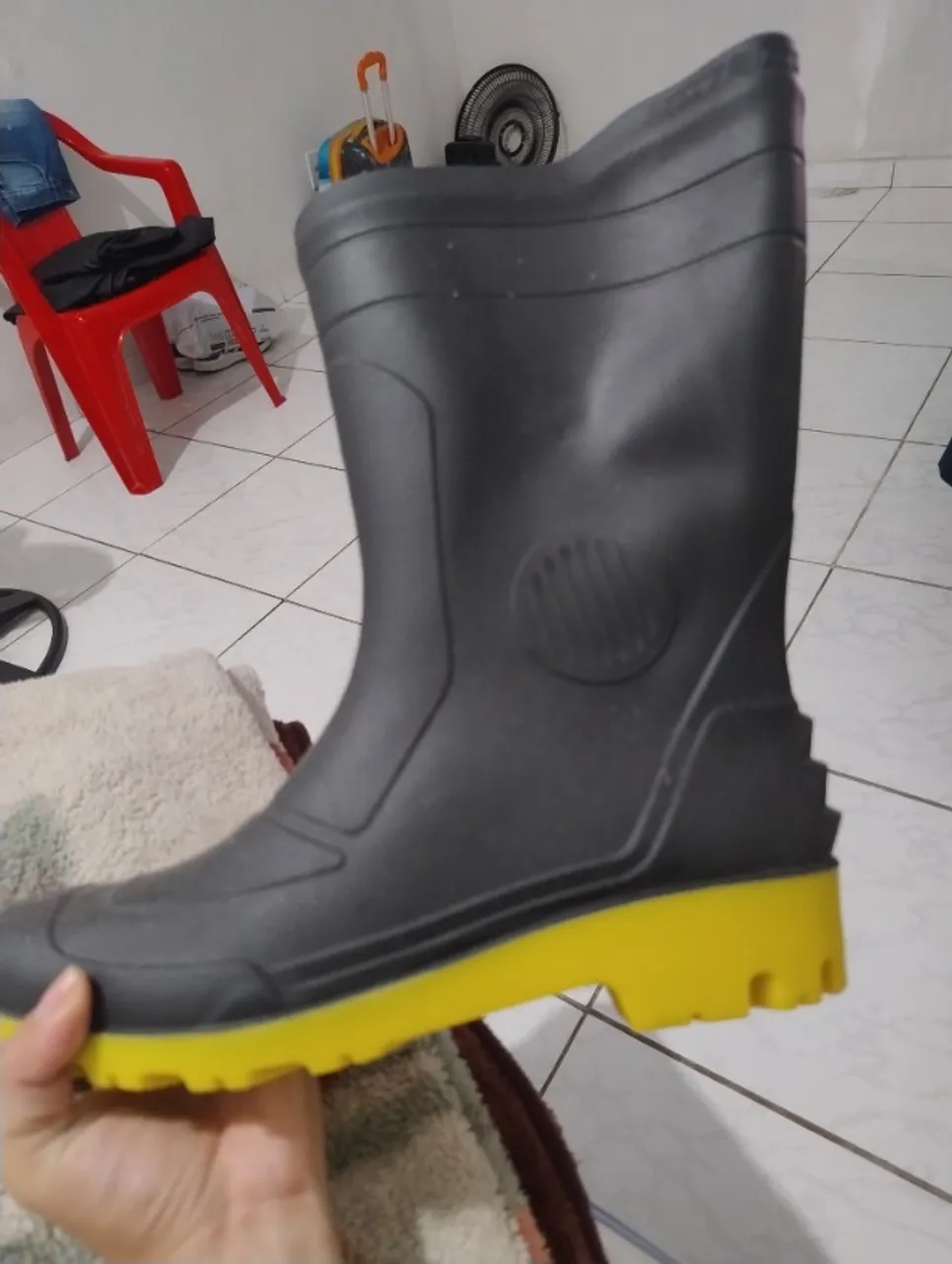 Vendo uma bota para chuva nova tamanho 42 nunca foi usada