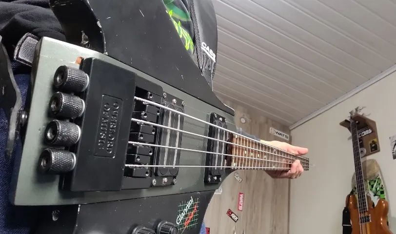 baixo giannini shark