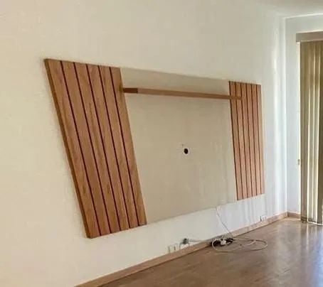 Lindo painel com prateleira e instalação para luz de led