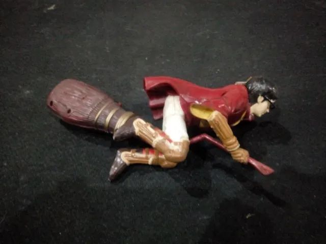 Boneco Harry Potter Quadribol Nimbus 2000 Ponho de Ouro 30 cms