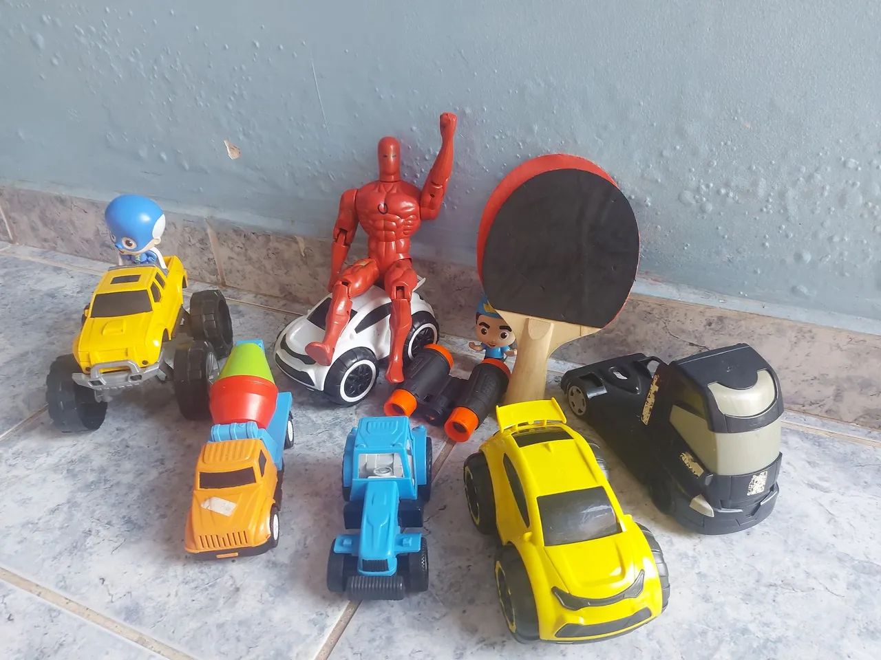 Brinquedos Diversos - Carrinhos, Bonecos e Muito Mais!