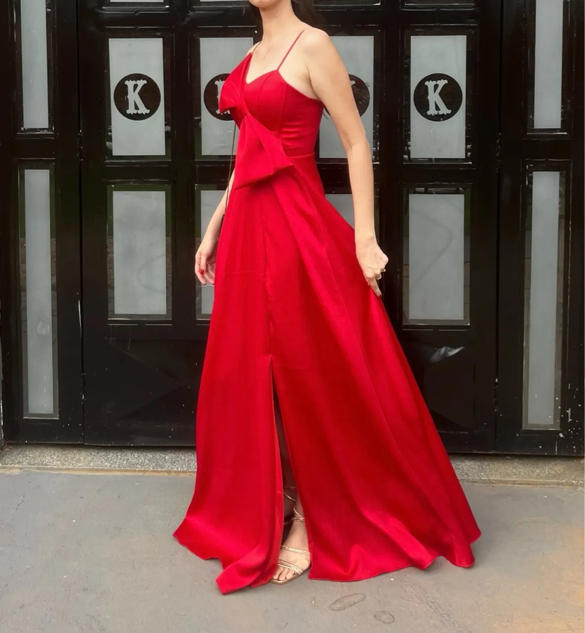 Vestido Vermelho Longo com Fenda e Detalhe no Ombro