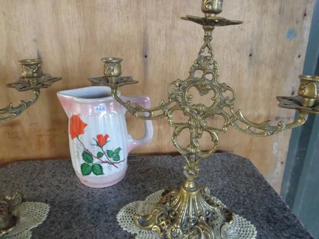  castiçal antigo grande em metal 35 cm altura por 33 cm largura - Foto 4
