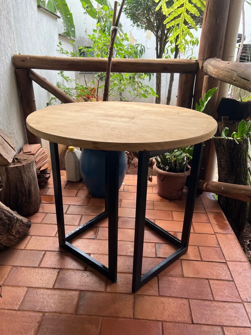 Mesa Redonda de Madeira com Base de Ferro - Estilo Industrial