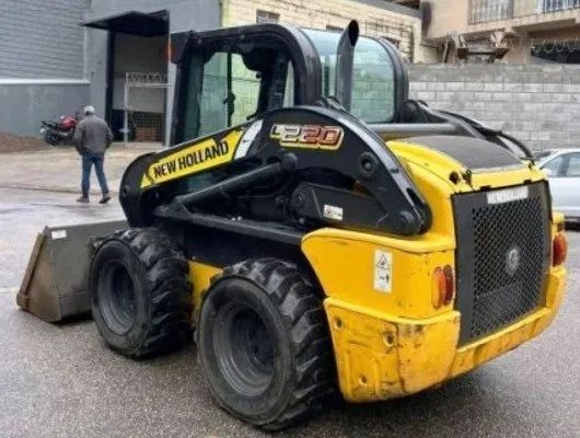 Mini Carregadeira L220 NEW HOLLAND - Foto 3