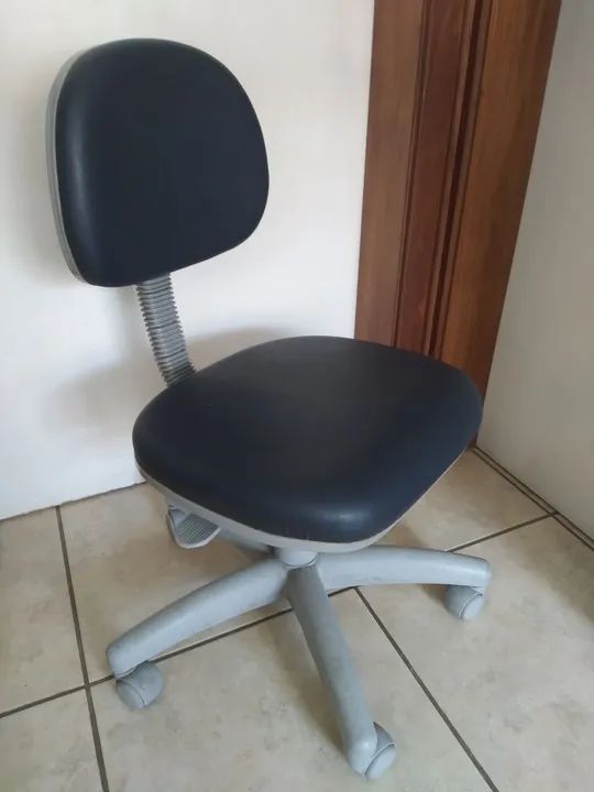 Cadeira giratória sobe altura banco couro - Foto 2