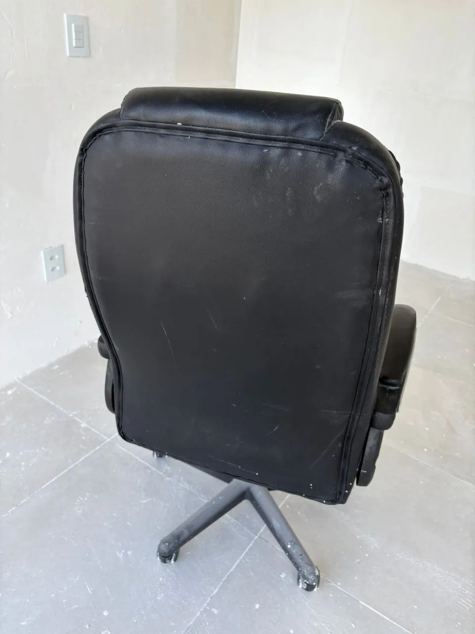 POLTRONA DE COURO - ESCRITÓRIO, ESTUDOS, GAMES? - Foto 2