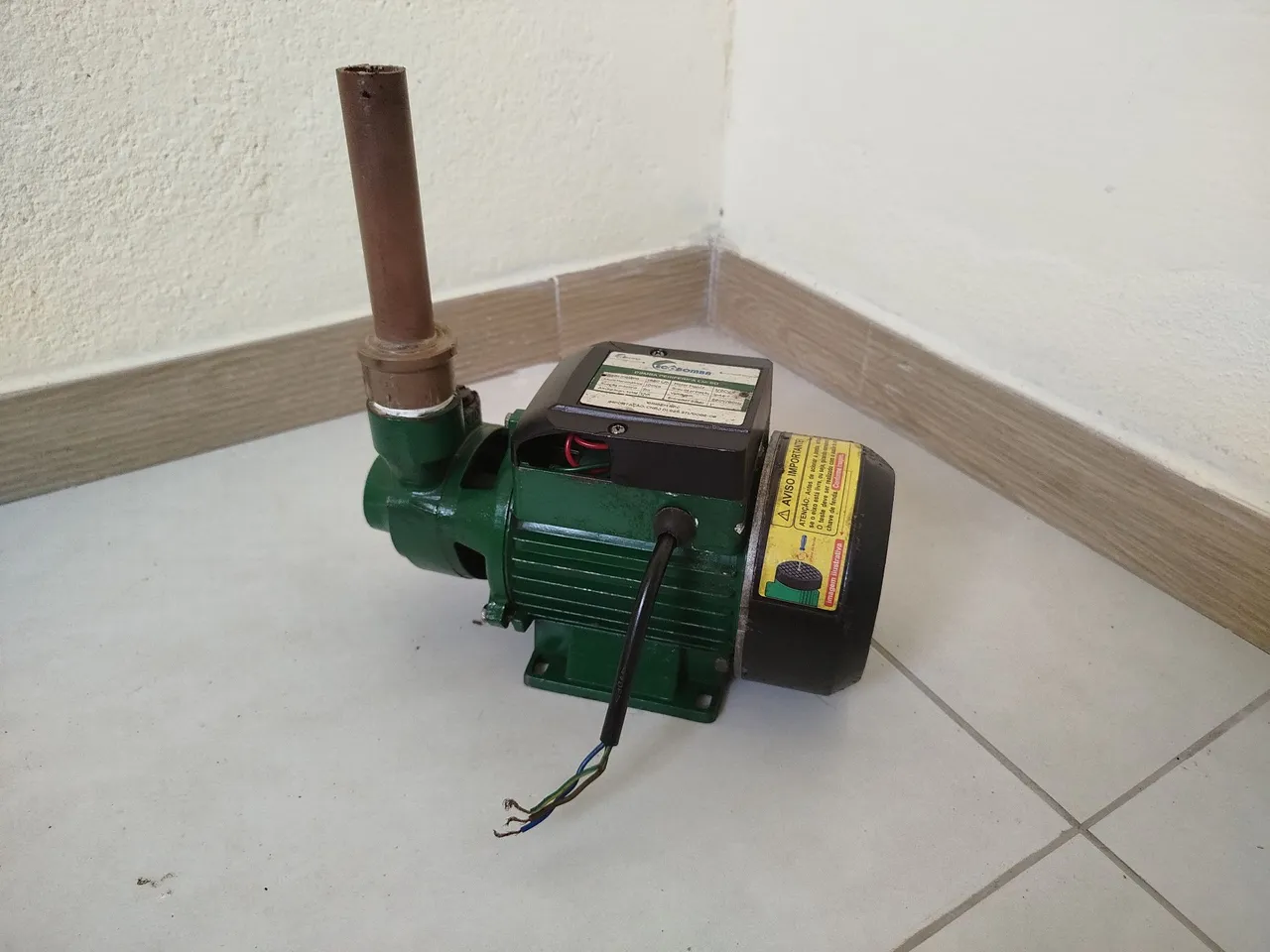 Bomba d'água com tubulação