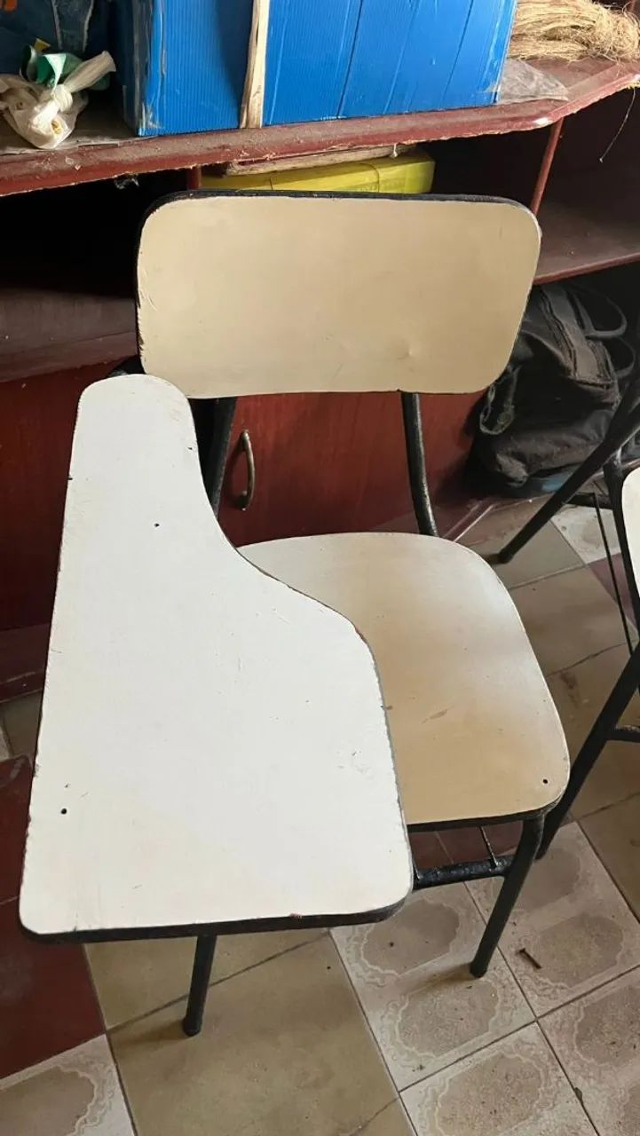 Cadeiras escolares com prancheta - Foto 2