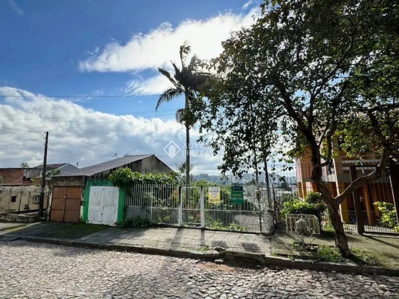 Terreno à venda no bairro Partenon com área de 300 m² e 0 dormitórios/quartos.