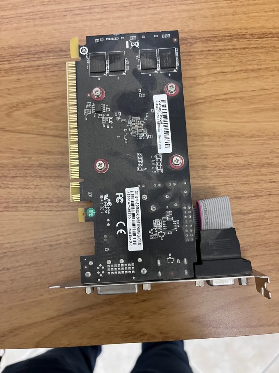 NVIDIA GeForce GT 710, com 2GB de memória DDR3 e interface PCIe