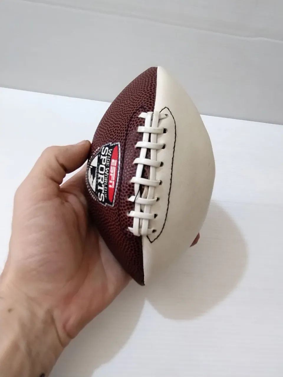 Bola Futebol Americano - Oficial Parque Disney ESPN (rara importada) - Foto 5