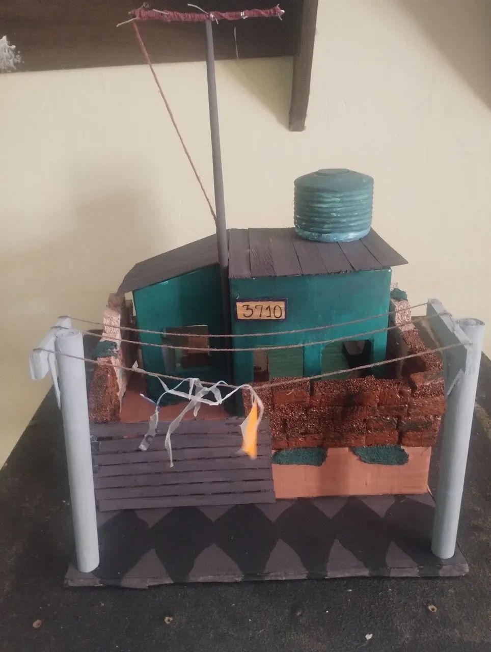 Peça de arte, casa na periferia 