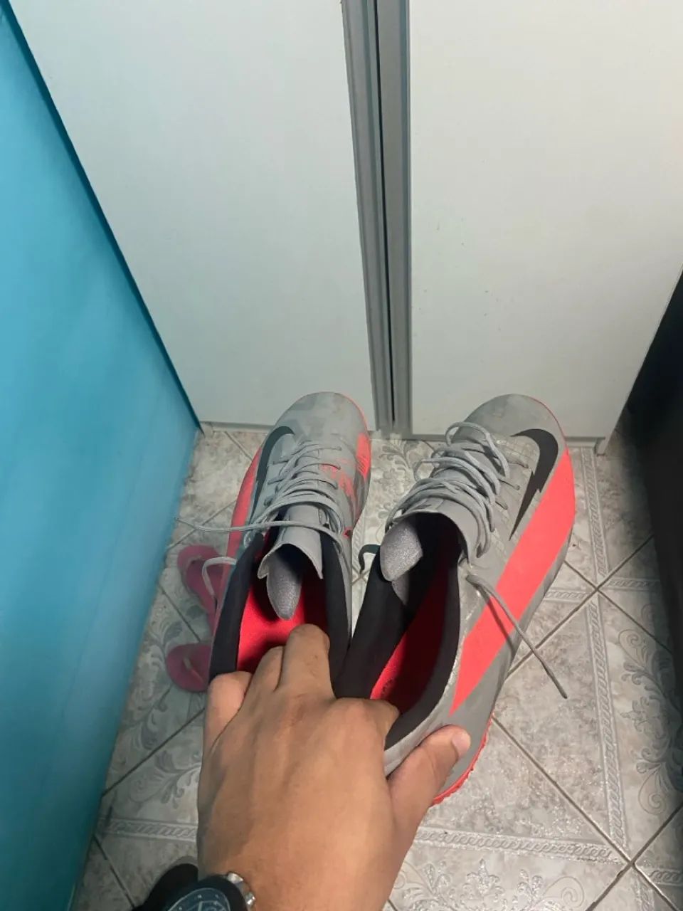 Chuteira Nike Mercurial Cinza e laranja  - Foto 4