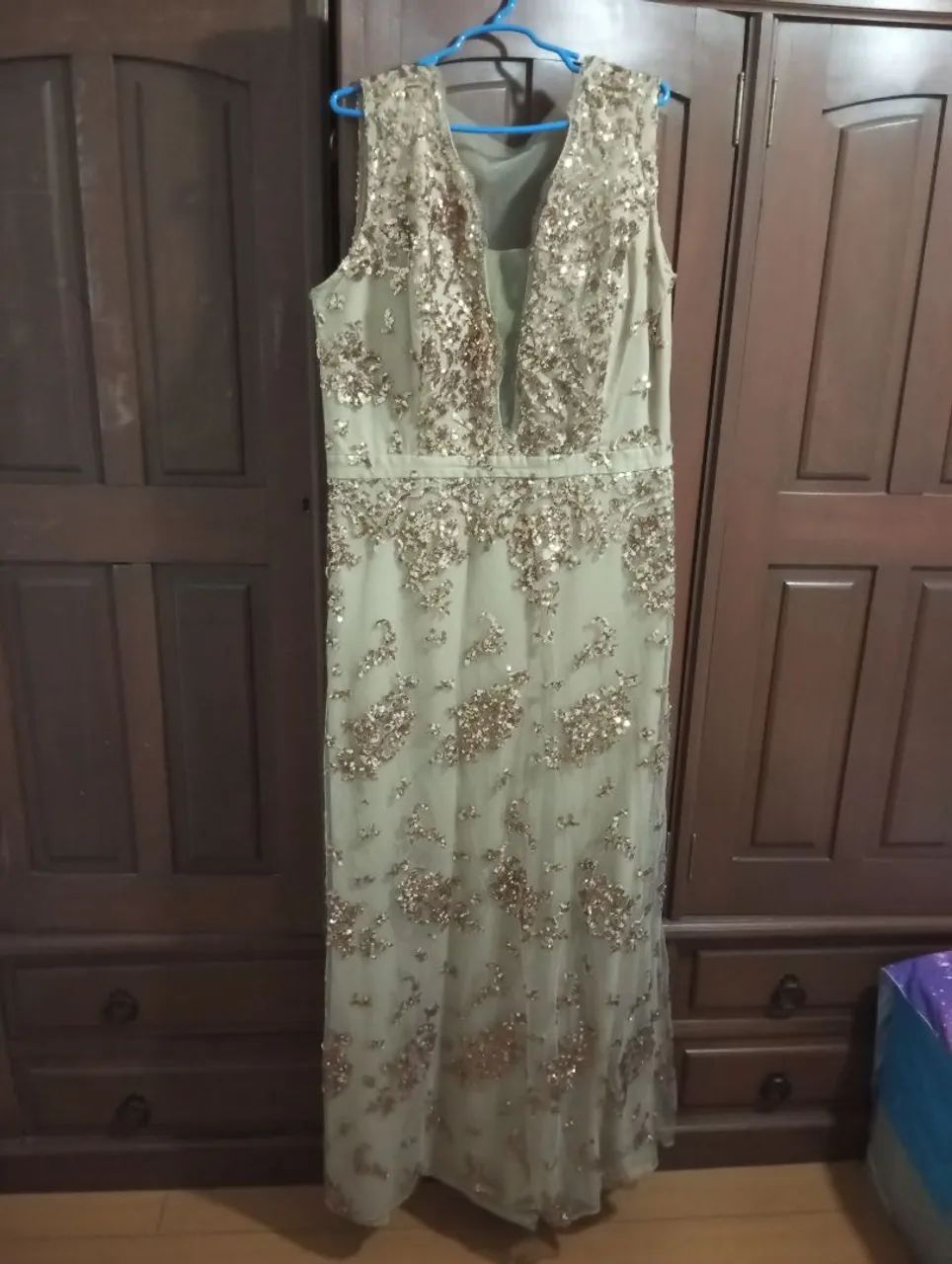 Vestido de festa bordado com paetês dourados - Foto 6