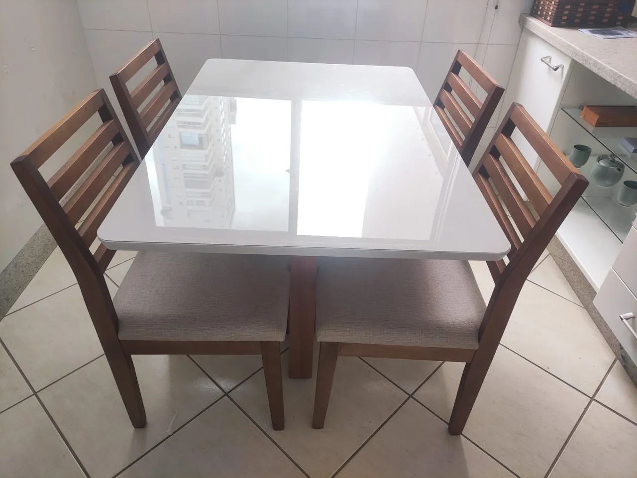 Mesa a pronta entrega e com cadeiras de madeira maciça 