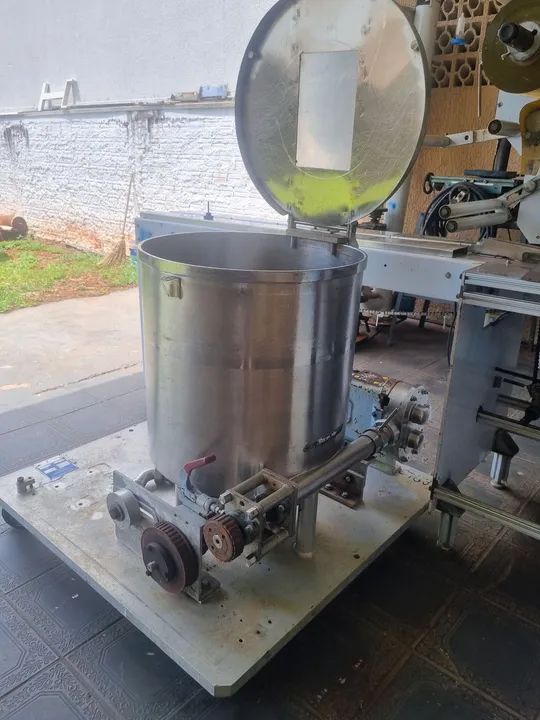 Tacho em inox com bomba de lóbulos 