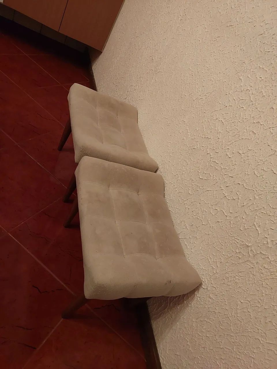 Kit 2 banquetas acolchoadas cor bege pés palito