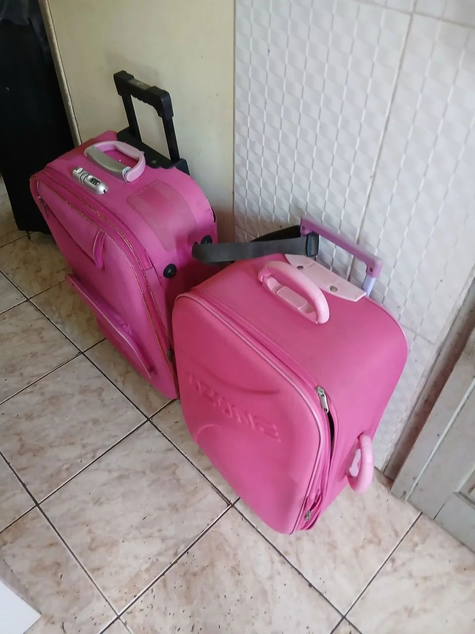 2 malas rosas. De 23 kilos