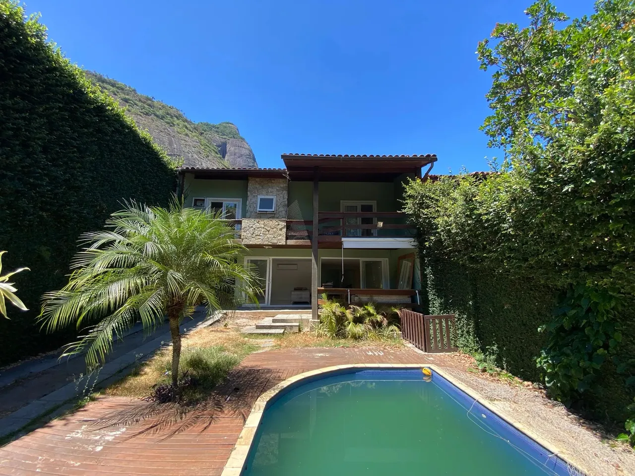 Casa com Piscina a Venda com 439m2 3 Suítes 4 Vagas Na Barrinha