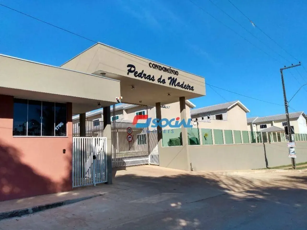 Sobrado amplo, com excelente acabamento, disponível para locação no Condomínio Pedras do M