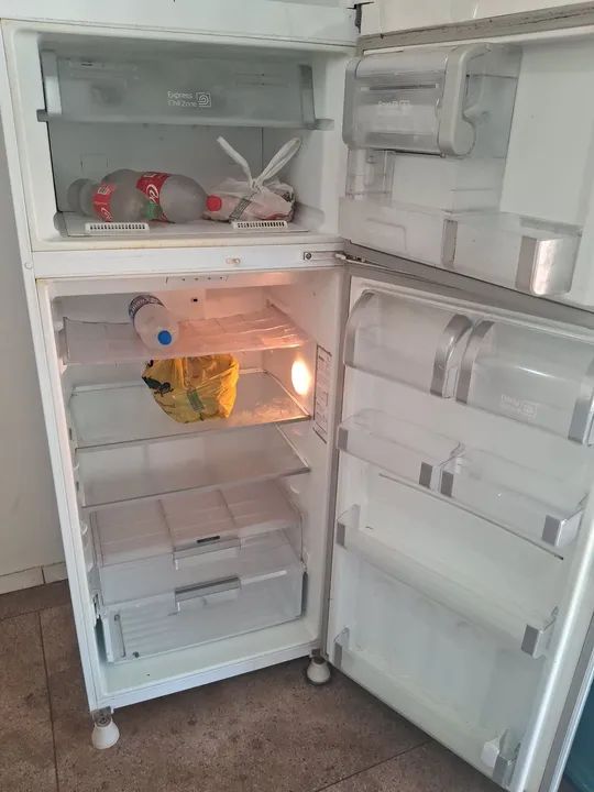 Geladeira Fross Free congelador separado   faço entrega 