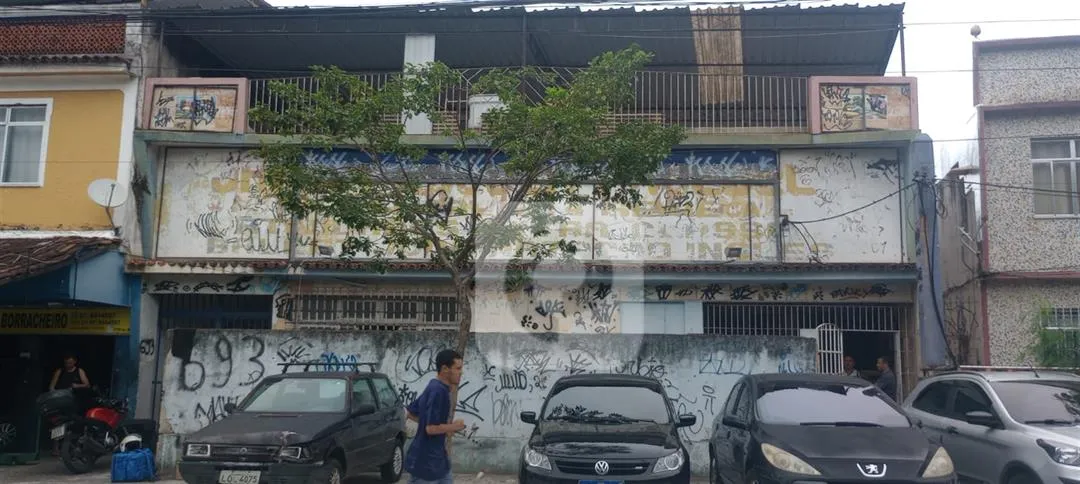 PRÉDIO COMERCIAL EXCELENTE COM PISCINA!