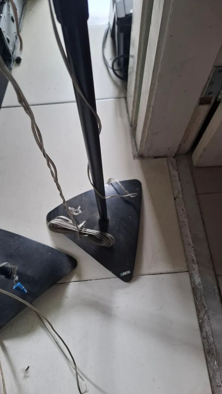 Um par de pedestais para caixas de som de home theater - Foto 4