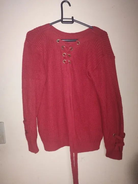 Suéter vermelho feminino, corte renascentista, com gola e pulso ajustáveis. Tamanho G. - Foto 4