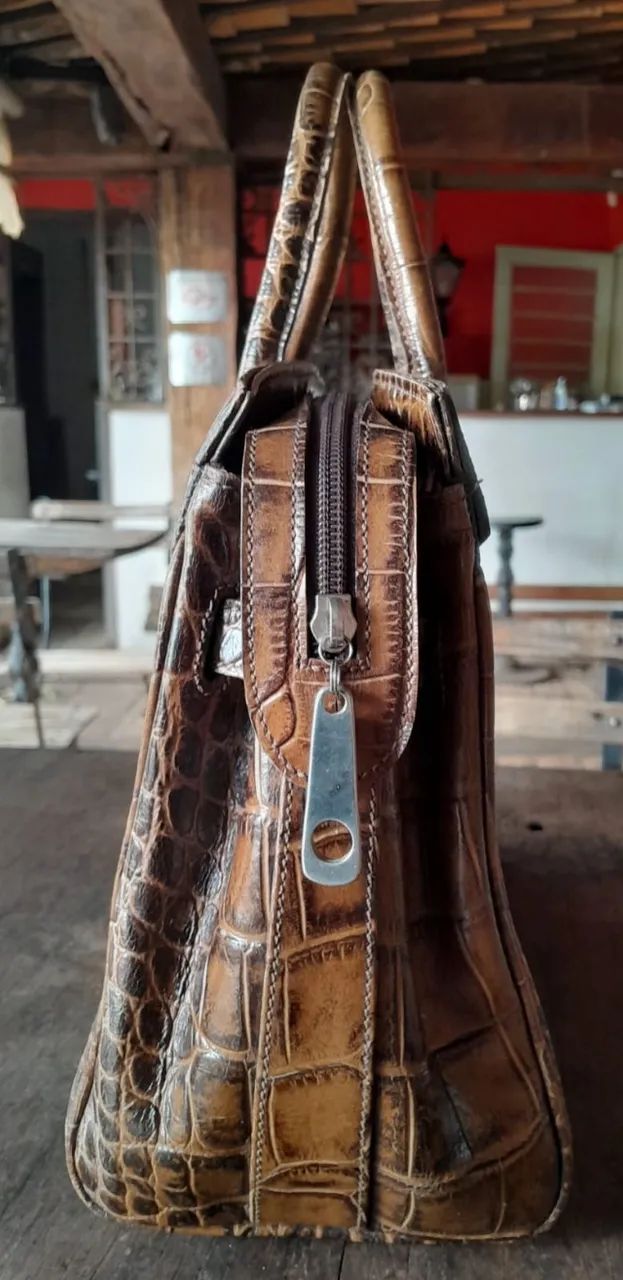 Bolsa, em couro natural padrão croco, do ateliê Beth Salles. - Foto 2