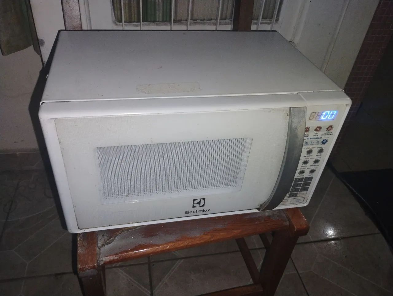 Microondas Eletrolux 18 Litros 220V - Foto 4