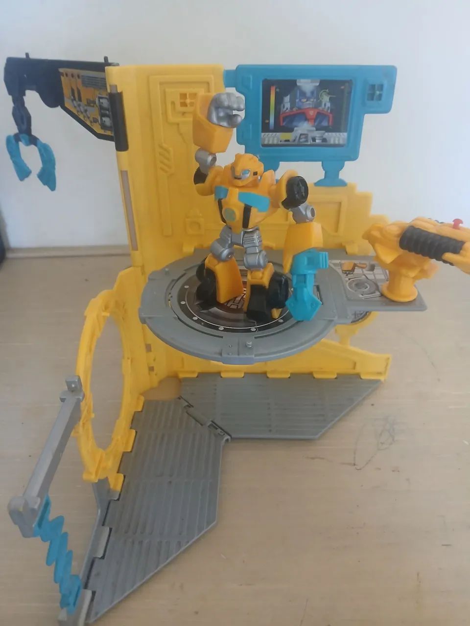 Conjunto base Transformers rescue bots Bumblebee com boneco  - Foto 3